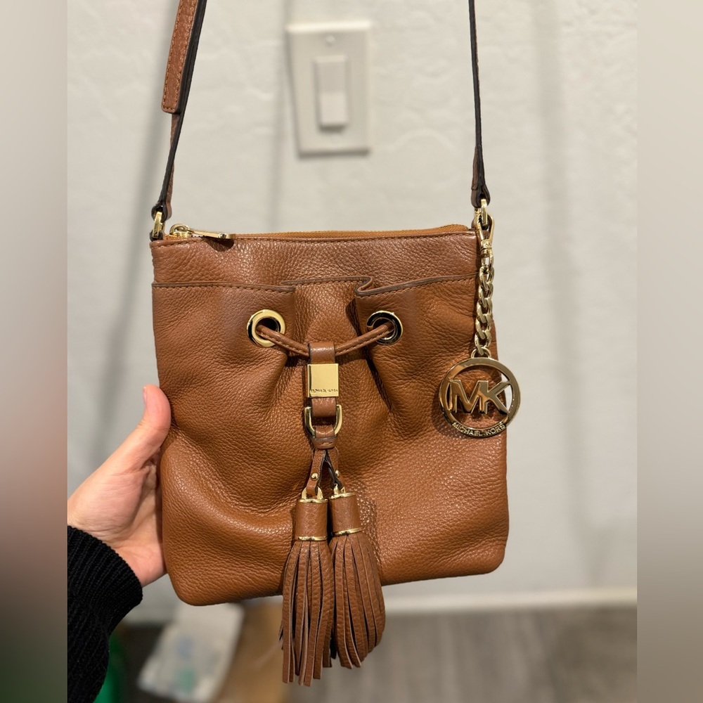 STUNNING! Micheal kors crossbody bag! Worn only a few times in great condition!